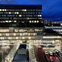 部屋から夜の青森駅が見えました