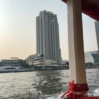 外観をチャオプラヤ川から。