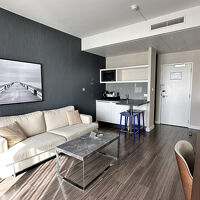 ジュニアスイートのリビングルーム。スリッパ無し。