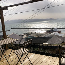 テラスからの眺めよい。港のめおんが見える。