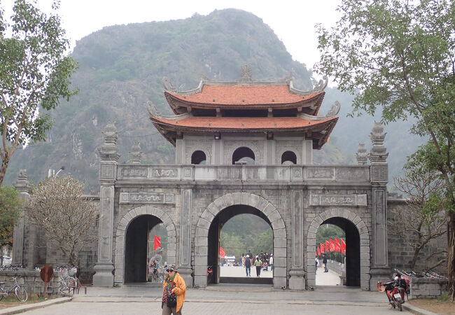 ホアルー城跡 (ディン ティエン ホアン廟)