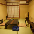 小山の上にあって
