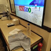 無料サービスの水と寝間着