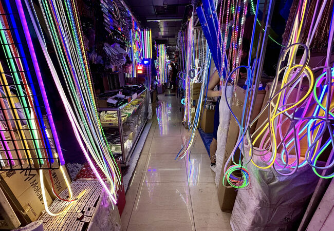 嘗て、ドロボウ市場と呼ばれていたこの場所。今は「カー／バイク用品」がメイン...何処となく昭和の秋葉原感ありの...（クローントム市場／ヤワラー／バンコク）