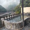 川を見下ろす露天風呂