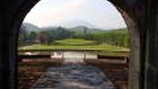 広大な敷地にあります初代皇帝ザーロン帝（在位1802～20）の陵墓です。