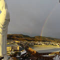 部屋の窓から観音様と虹