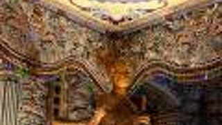 フエにある帝廟で一番人気です。