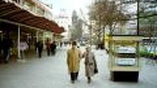 1989年のクーダムの雰囲気と今 当時の西ベルリンで活況を呈していた地区 UバーンKurfürstendamm駅付近