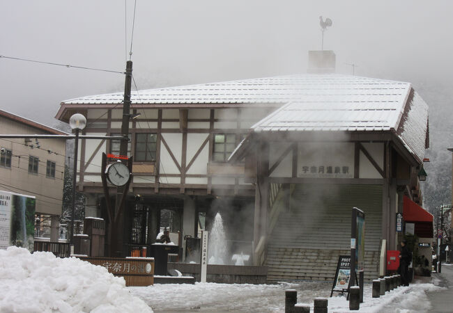 温泉街迄の中心にある「宇奈月温泉駅」は富山地方鉄道の終点