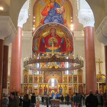 朝の礼拝時の様子。奥に青いマントの聖職者の姿が見えます。