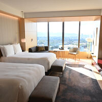 窓が大きく明るい部屋でした