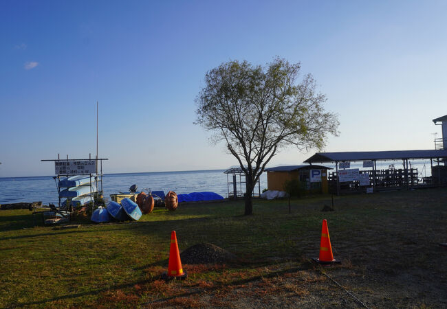 市街の中のビーチ