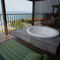 テラスにジャグジーあり。水着着用で利用します。