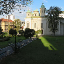 国会議事堂方向から来ると、道から一段低い場所にあります。