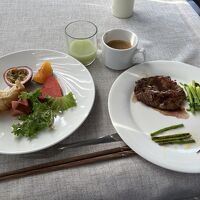 朝食　ステーキが