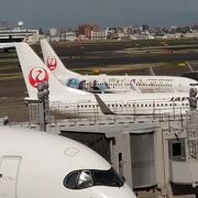 出発前のラウンジでラッピング飛行機が