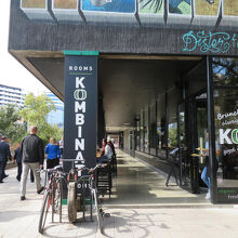 ミハイラ・プピナ大通り沿いにあるお店で…、