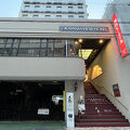 商店街やバスセンターに近い。岡山城も10分とかからない