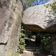 くぐり岩