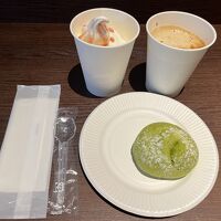 ラウンジ、焼きたてパンとソフトクリーム食べ放題