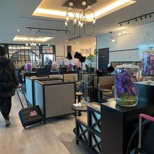 モダンなラウンジ