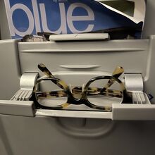 携帯おき、メガネおきにもなり！GOOD