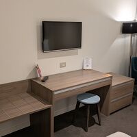 テレビとデスクと荷物置き場