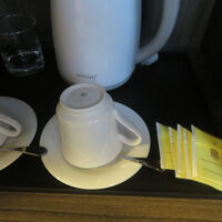 ペットボトルの水２本　電気ポットと紅茶セット