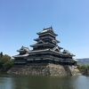 池に浮かぶ