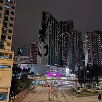 夜の外観: パンダが描いてあり、目標にわかりやすい