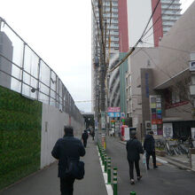 ワシントンホテルの前は、再開発工事で、うるさく歩きにくいです