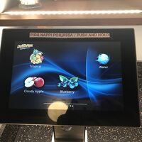 ジュースや水を選び、ボタンを押してる間だけ蛇口から出てきます