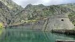 旧市街を囲むように流れる