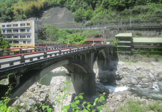 土岐川にかかる趣深い橋