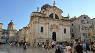 観光名所に囲まれた広場