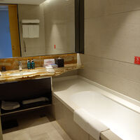 伸びて入れるバスタブ、お湯の出が良く貯まるのが早い