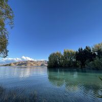 道を隔てた目の前の湖 散歩できます