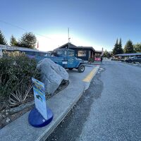 管理棟 チェックイン手続きとちょっとしたスナックなお売ってい