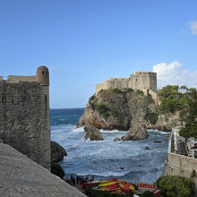 左側がボカール要塞