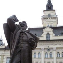 かつての市長だったミレティッチの像も立つ市庁舎前。