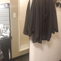 客室スリッパは備え付けと使い捨て2種ある。