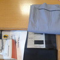 引き出しの中にドライヤー、寝着