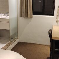 部屋には小さな窓がありました