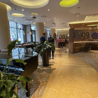 ロビーからレストランに通じる空間です。