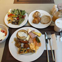 朝食のブッフェはメニューも豊富で美味しいです。