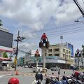 交差点に４つの原始人