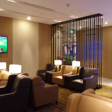 プライオリティパスでこんな豪華なラウンジが利用できます。