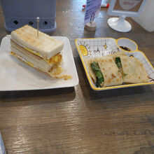 たまごサンドと　蛋餅（たんぴん）