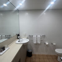 広い水廻りですが、設備は古いです